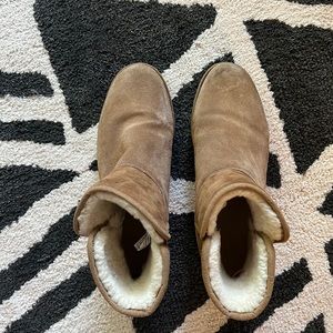 Short chestnut uggs